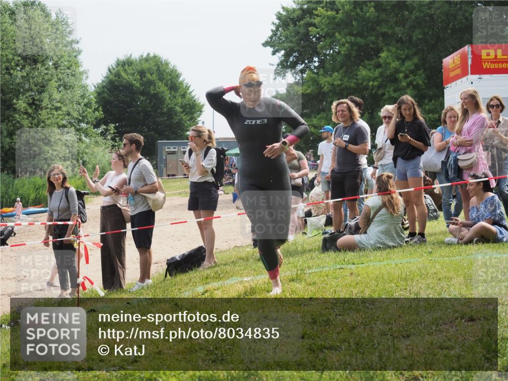 15.06.2025 - 27. Vierlanden-Triathlon KatJ http://msf.ph/oto/8034835 15.06.2025 11:19:11 Schwimmen 876, 942 meine-sportfotos.de