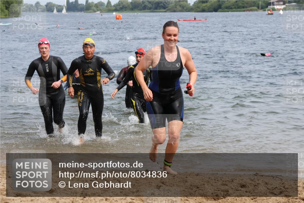 15.06.2025 - 27. Vierlanden-Triathlon Lena Gebhardt http://msf.ph/oto/8034836 15.06.2025 11:20:38 Schwimmen 879, 924, 936, 941, 969, 1400 meine-sportfotos.de