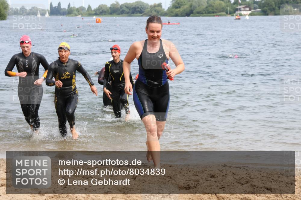 15.06.2025 - 27. Vierlanden-Triathlon Lena Gebhardt http://msf.ph/oto/8034839 15.06.2025 11:20:38 Schwimmen 879, 924, 936, 941, 969, 1400 meine-sportfotos.de