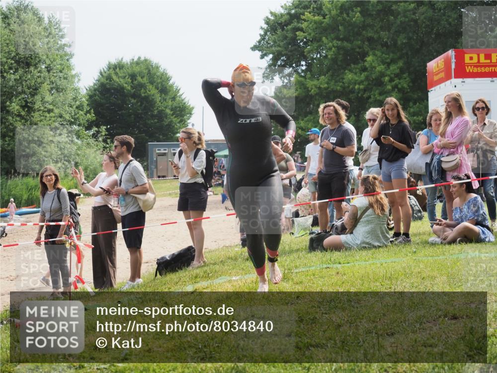 15.06.2025 - 27. Vierlanden-Triathlon KatJ http://msf.ph/oto/8034840 15.06.2025 11:19:11 Schwimmen 876, 942 meine-sportfotos.de