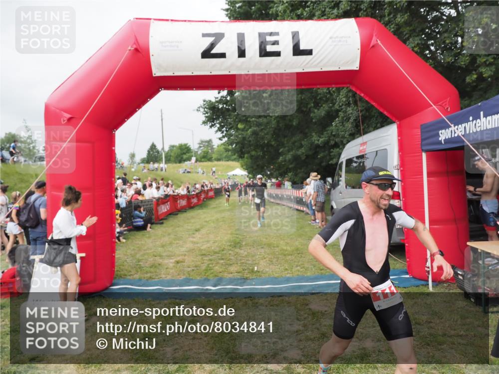 21.06.2025 - 27. Vierlanden-Triathlon MichiJ http://msf.ph/oto/8034841 15.06.2026 12:58:46 Ziel 111, 662 meine-sportfotos.de