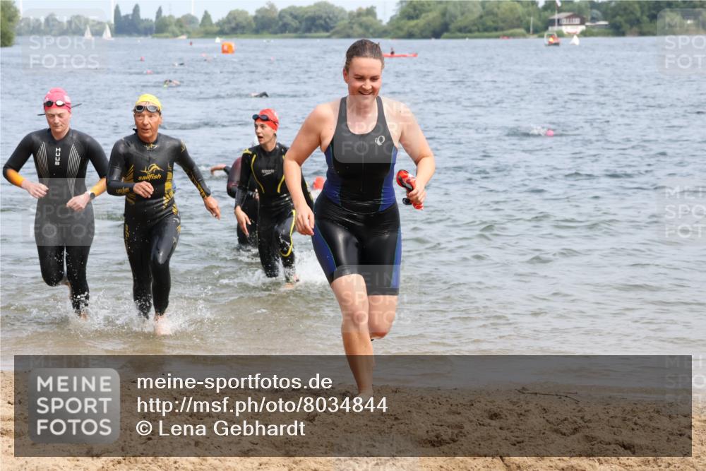 15.06.2025 - 27. Vierlanden-Triathlon Lena Gebhardt http://msf.ph/oto/8034844 15.06.2025 11:20:38 Schwimmen 879, 924, 936, 941, 969, 1400 meine-sportfotos.de