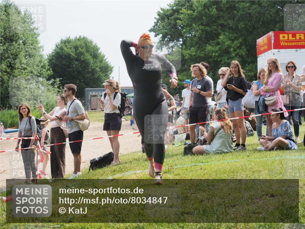 15.06.2025 - 27. Vierlanden-Triathlon KatJ http://msf.ph/oto/8034847 15.06.2025 11:19:11 Schwimmen 876, 942 meine-sportfotos.de