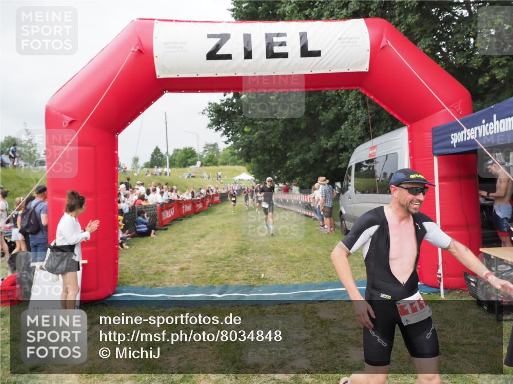 21.06.2025 - 27. Vierlanden-Triathlon MichiJ http://msf.ph/oto/8034848 15.06.2026 12:58:46 Ziel 111, 662 meine-sportfotos.de