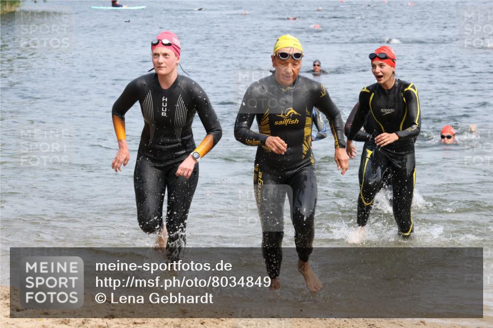 15.06.2025 - 27. Vierlanden-Triathlon Lena Gebhardt http://msf.ph/oto/8034849 15.06.2025 11:20:39 Schwimmen 879, 924, 936, 941, 969, 1400 meine-sportfotos.de