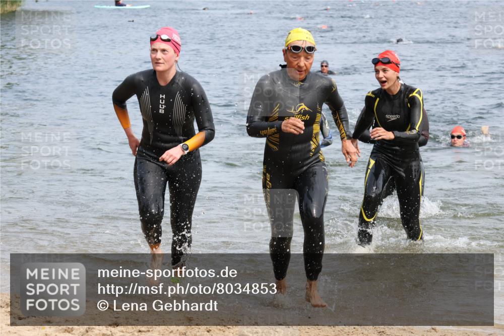 15.06.2025 - 27. Vierlanden-Triathlon Lena Gebhardt http://msf.ph/oto/8034853 15.06.2025 11:20:39 Schwimmen 879, 924, 936, 941, 969, 1400 meine-sportfotos.de