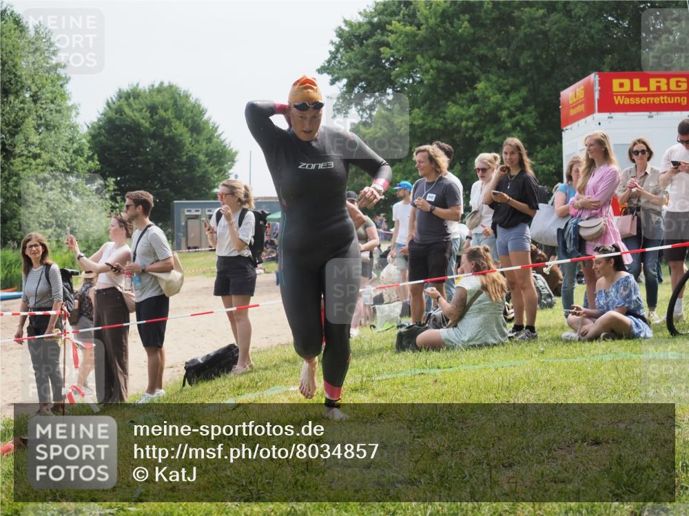15.06.2025 - 27. Vierlanden-Triathlon KatJ http://msf.ph/oto/8034857 15.06.2025 11:19:11 Schwimmen 876, 942 meine-sportfotos.de