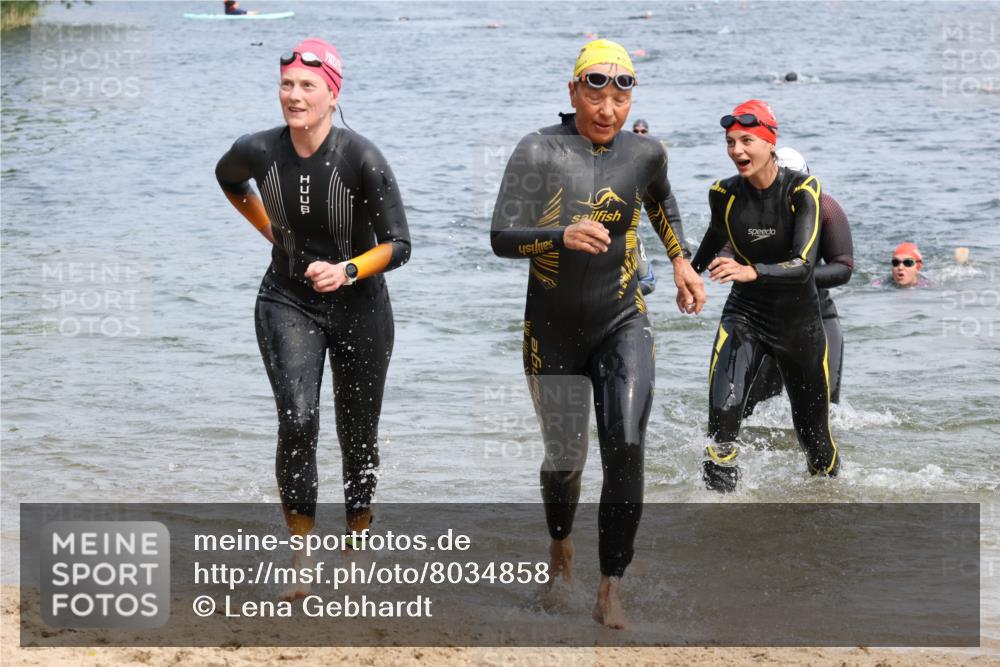 15.06.2025 - 27. Vierlanden-Triathlon Lena Gebhardt http://msf.ph/oto/8034858 15.06.2025 11:20:39 Schwimmen 879, 924, 936, 941, 969, 1400 meine-sportfotos.de