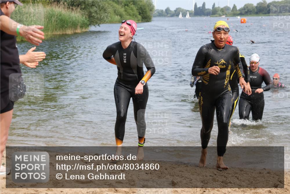 15.06.2025 - 27. Vierlanden-Triathlon Lena Gebhardt http://msf.ph/oto/8034860 15.06.2025 11:20:39 Schwimmen 879, 924, 936, 941, 969, 1400 meine-sportfotos.de