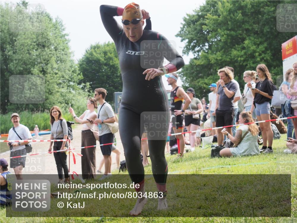 15.06.2025 - 27. Vierlanden-Triathlon KatJ http://msf.ph/oto/8034863 15.06.2025 11:19:12 Schwimmen 876, 942 meine-sportfotos.de