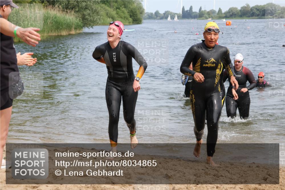15.06.2025 - 27. Vierlanden-Triathlon Lena Gebhardt http://msf.ph/oto/8034865 15.06.2025 11:20:39 Schwimmen 879, 924, 936, 941, 969, 1400 meine-sportfotos.de