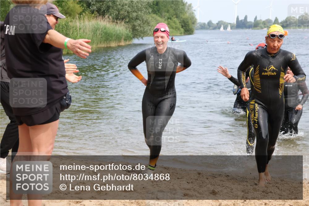 15.06.2025 - 27. Vierlanden-Triathlon Lena Gebhardt http://msf.ph/oto/8034868 15.06.2025 11:20:40 Schwimmen 879, 924, 936, 941, 969, 1400 meine-sportfotos.de