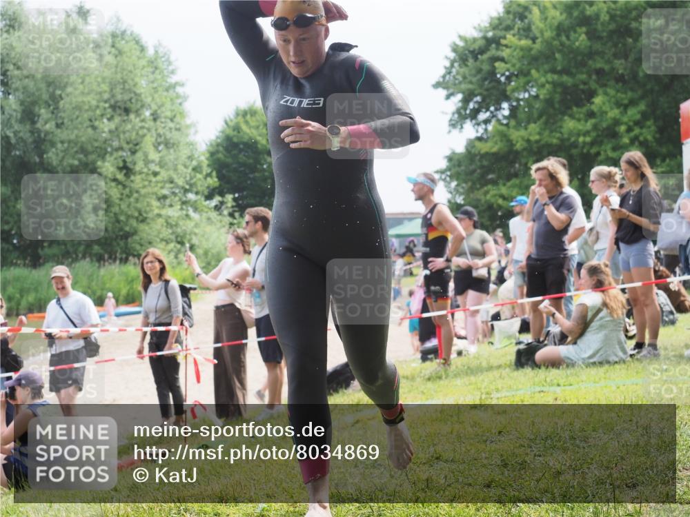 15.06.2025 - 27. Vierlanden-Triathlon KatJ http://msf.ph/oto/8034869 15.06.2025 11:19:12 Schwimmen 876, 942 meine-sportfotos.de