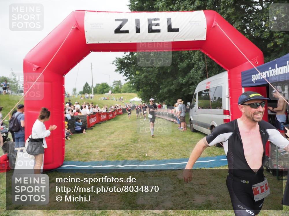 21.06.2025 - 27. Vierlanden-Triathlon MichiJ http://msf.ph/oto/8034870 15.06.2026 12:58:47 Ziel 111, 662, 995, 996, 997 meine-sportfotos.de