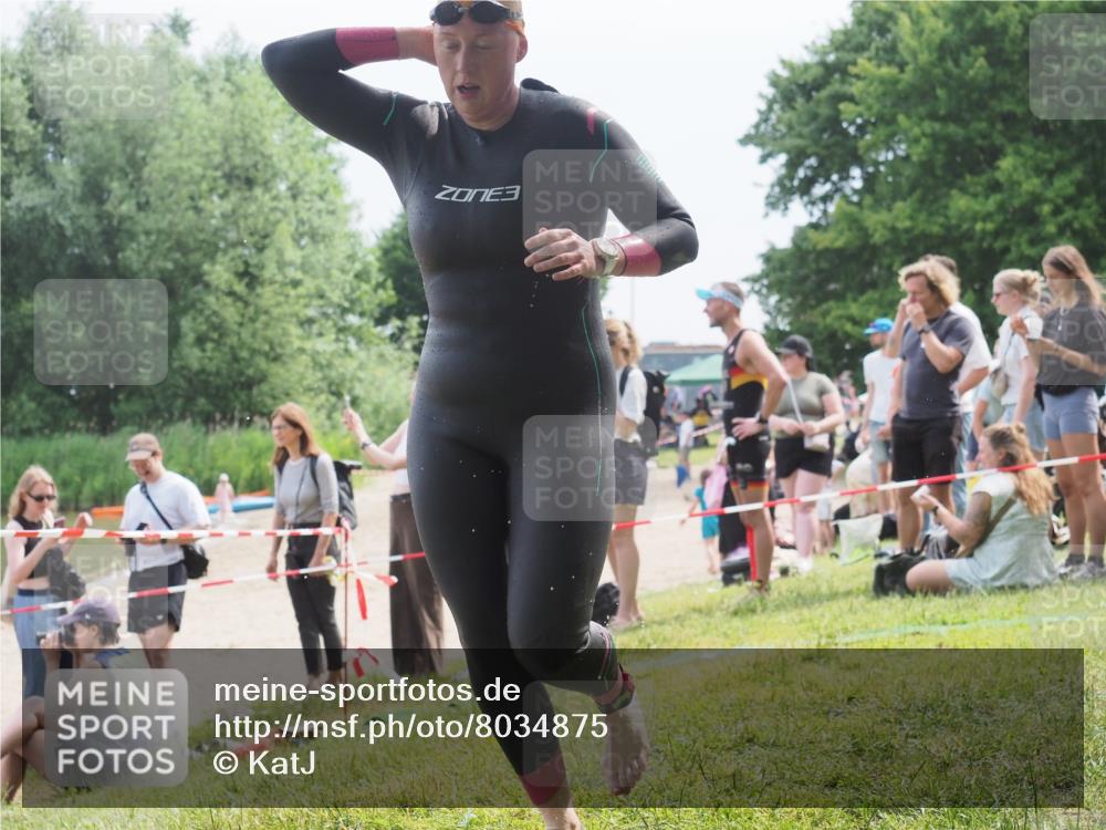 15.06.2025 - 27. Vierlanden-Triathlon KatJ http://msf.ph/oto/8034875 15.06.2025 11:19:12 Schwimmen 876, 942 meine-sportfotos.de