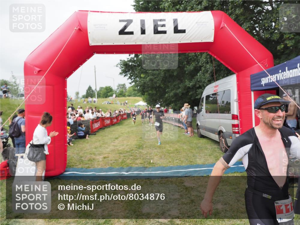 21.06.2025 - 27. Vierlanden-Triathlon MichiJ http://msf.ph/oto/8034876 15.06.2026 12:58:47 Ziel 111, 662, 995, 996, 997 meine-sportfotos.de