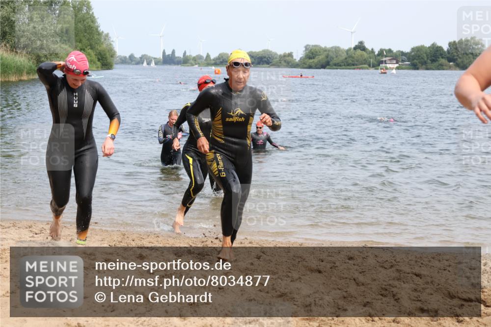 15.06.2025 - 27. Vierlanden-Triathlon Lena Gebhardt http://msf.ph/oto/8034877 15.06.2025 11:20:40 Schwimmen 879, 924, 936, 941, 969, 1400 meine-sportfotos.de