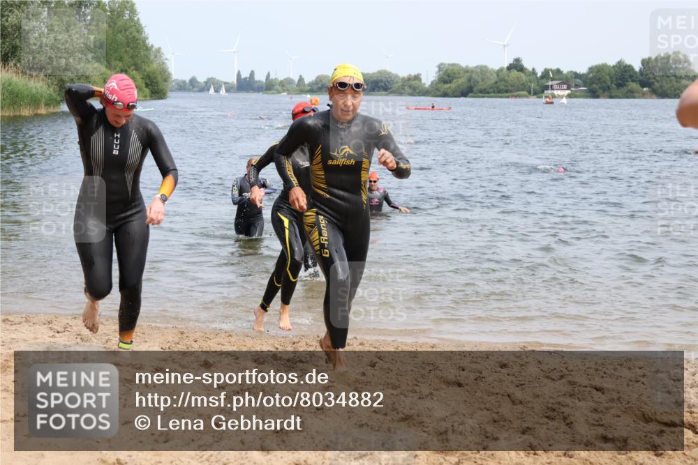15.06.2025 - 27. Vierlanden-Triathlon Lena Gebhardt http://msf.ph/oto/8034882 15.06.2025 11:20:40 Schwimmen 879, 924, 936, 941, 969, 1400 meine-sportfotos.de