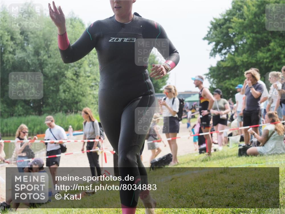 15.06.2025 - 27. Vierlanden-Triathlon KatJ http://msf.ph/oto/8034883 15.06.2025 11:19:12 Schwimmen 876, 942 meine-sportfotos.de