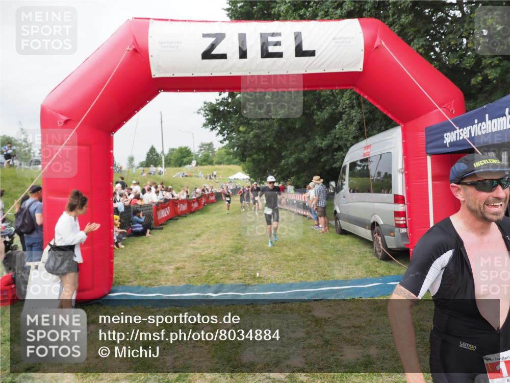 21.06.2025 - 27. Vierlanden-Triathlon MichiJ http://msf.ph/oto/8034884 15.06.2026 12:58:47 Ziel 111, 662, 995, 996, 997 meine-sportfotos.de