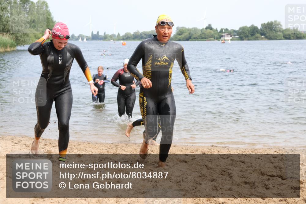 15.06.2025 - 27. Vierlanden-Triathlon Lena Gebhardt http://msf.ph/oto/8034887 15.06.2025 11:20:41 Schwimmen 879, 892, 924, 936, 941, 969, 1400 meine-sportfotos.de