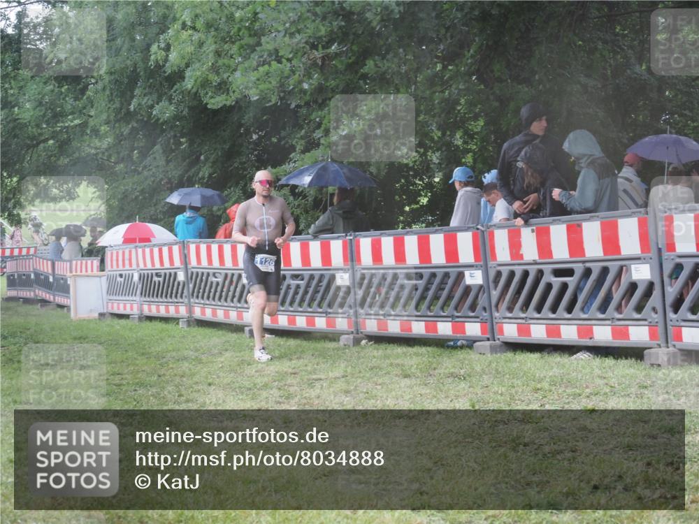 21.06.2025 - 27. Vierlanden-Triathlon KatJ http://msf.ph/oto/8034888 15.06.2025 13:50:05 Ziel 1102, 1126, 1160 meine-sportfotos.de