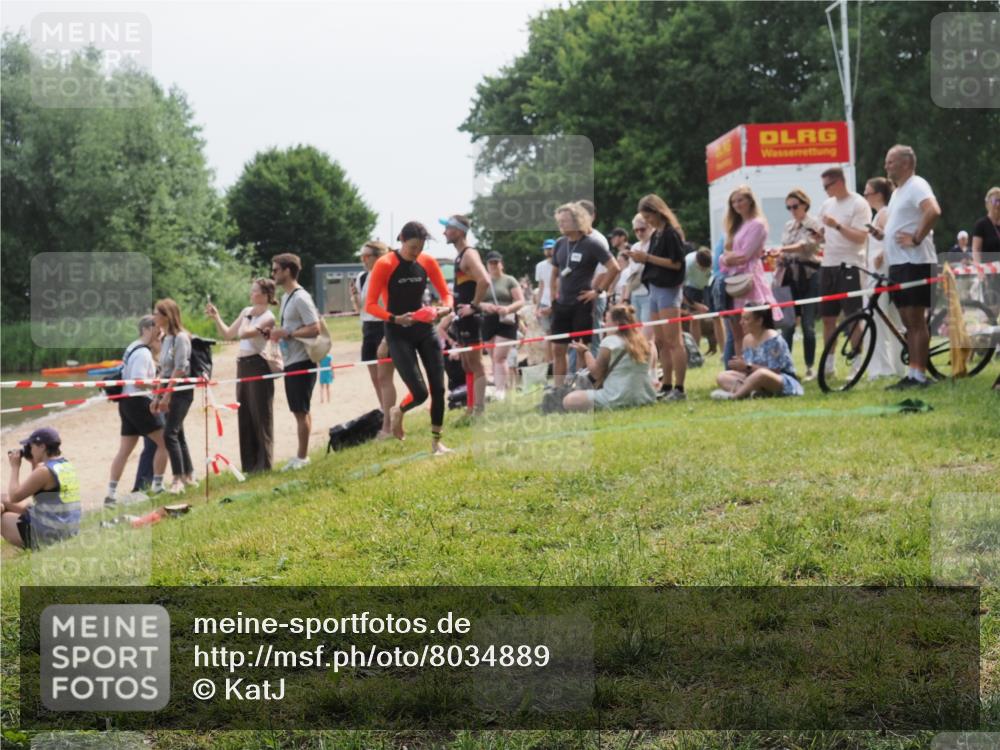 15.06.2025 - 27. Vierlanden-Triathlon KatJ http://msf.ph/oto/8034889 15.06.2025 11:19:22 Schwimmen 878, 901, 923 meine-sportfotos.de