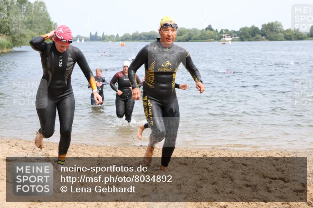 15.06.2025 - 27. Vierlanden-Triathlon Lena Gebhardt http://msf.ph/oto/8034892 15.06.2025 11:20:41 Schwimmen 879, 892, 924, 936, 941, 969, 1400 meine-sportfotos.de