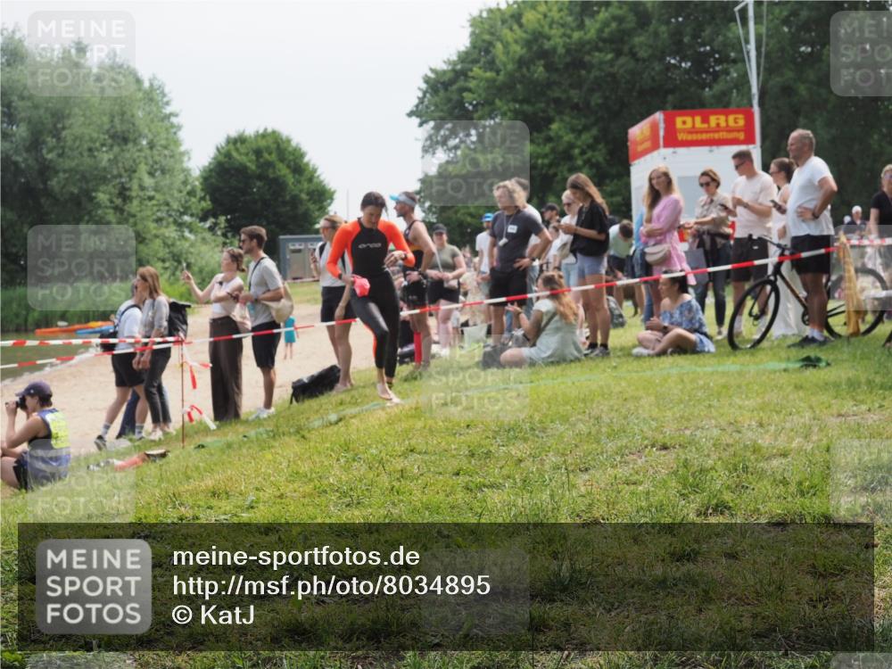 15.06.2025 - 27. Vierlanden-Triathlon KatJ http://msf.ph/oto/8034895 15.06.2025 11:19:22 Schwimmen 878, 901, 923 meine-sportfotos.de