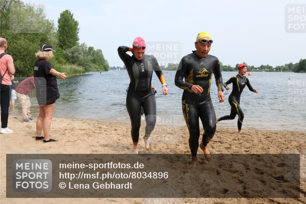 15.06.2025 - 27. Vierlanden-Triathlon Lena Gebhardt http://msf.ph/oto/8034896 15.06.2025 11:20:42 Schwimmen 879, 892, 924, 936, 941, 969, 1400 meine-sportfotos.de