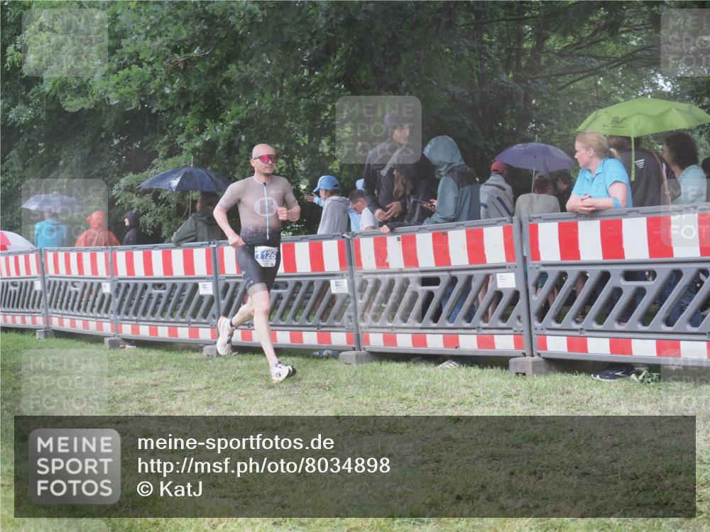 21.06.2025 - 27. Vierlanden-Triathlon KatJ http://msf.ph/oto/8034898 15.06.2025 13:50:05 Ziel 1102, 1126, 1160 meine-sportfotos.de