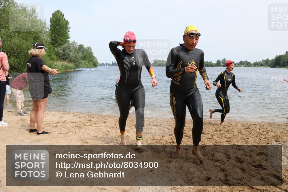 15.06.2025 - 27. Vierlanden-Triathlon Lena Gebhardt http://msf.ph/oto/8034900 15.06.2025 11:20:42 Schwimmen 879, 892, 924, 936, 941, 969, 1400 meine-sportfotos.de
