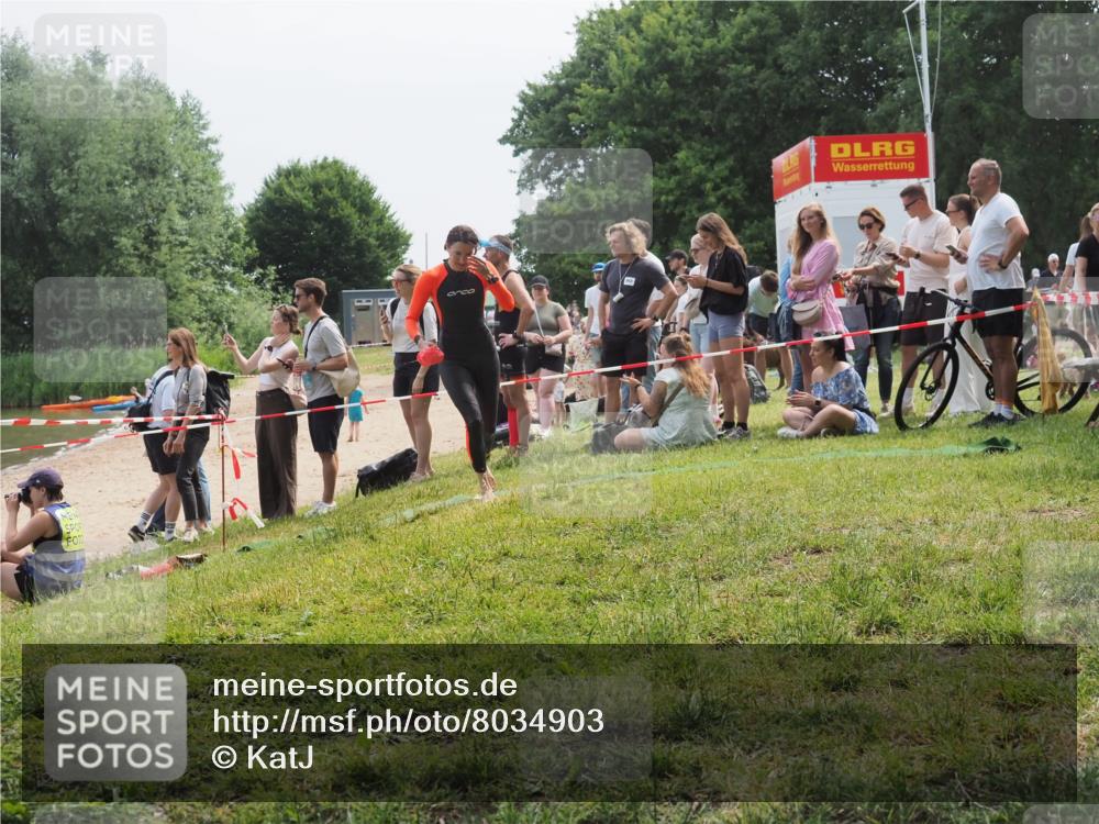 15.06.2025 - 27. Vierlanden-Triathlon KatJ http://msf.ph/oto/8034903 15.06.2025 11:19:23 Schwimmen 878, 901, 923 meine-sportfotos.de