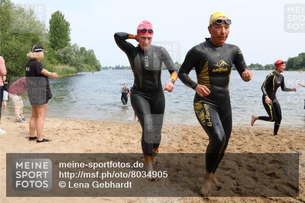 15.06.2025 - 27. Vierlanden-Triathlon Lena Gebhardt http://msf.ph/oto/8034905 15.06.2025 11:20:42 Schwimmen 879, 892, 924, 936, 941, 969, 1400 meine-sportfotos.de