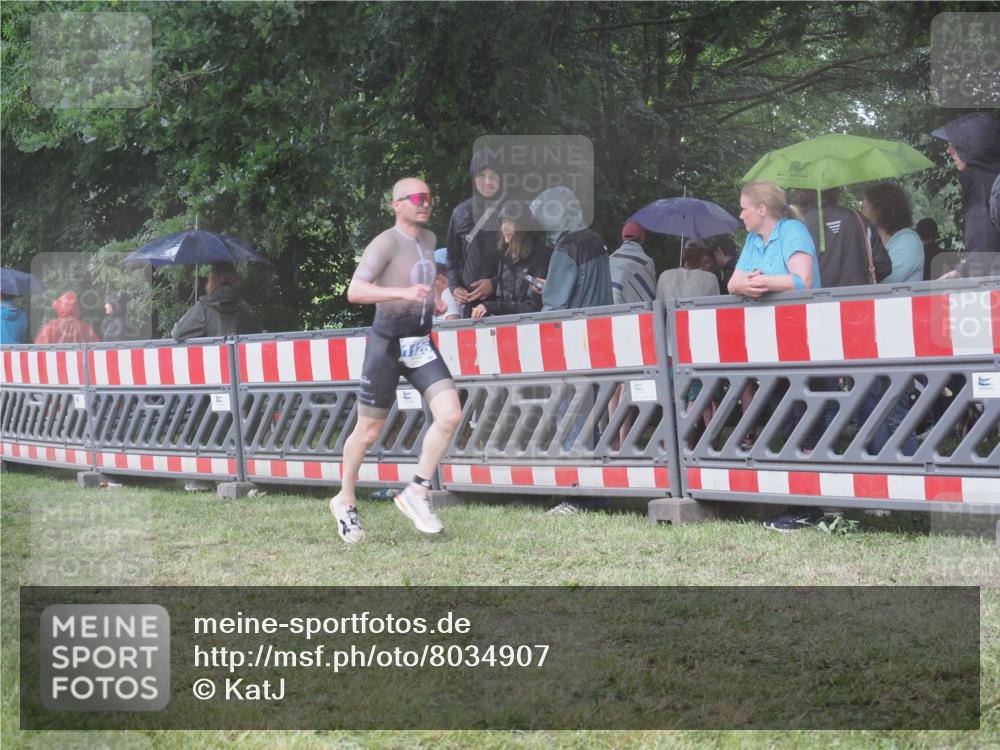 21.06.2025 - 27. Vierlanden-Triathlon KatJ http://msf.ph/oto/8034907 15.06.2025 13:50:06 Ziel 1102, 1126, 1160 meine-sportfotos.de