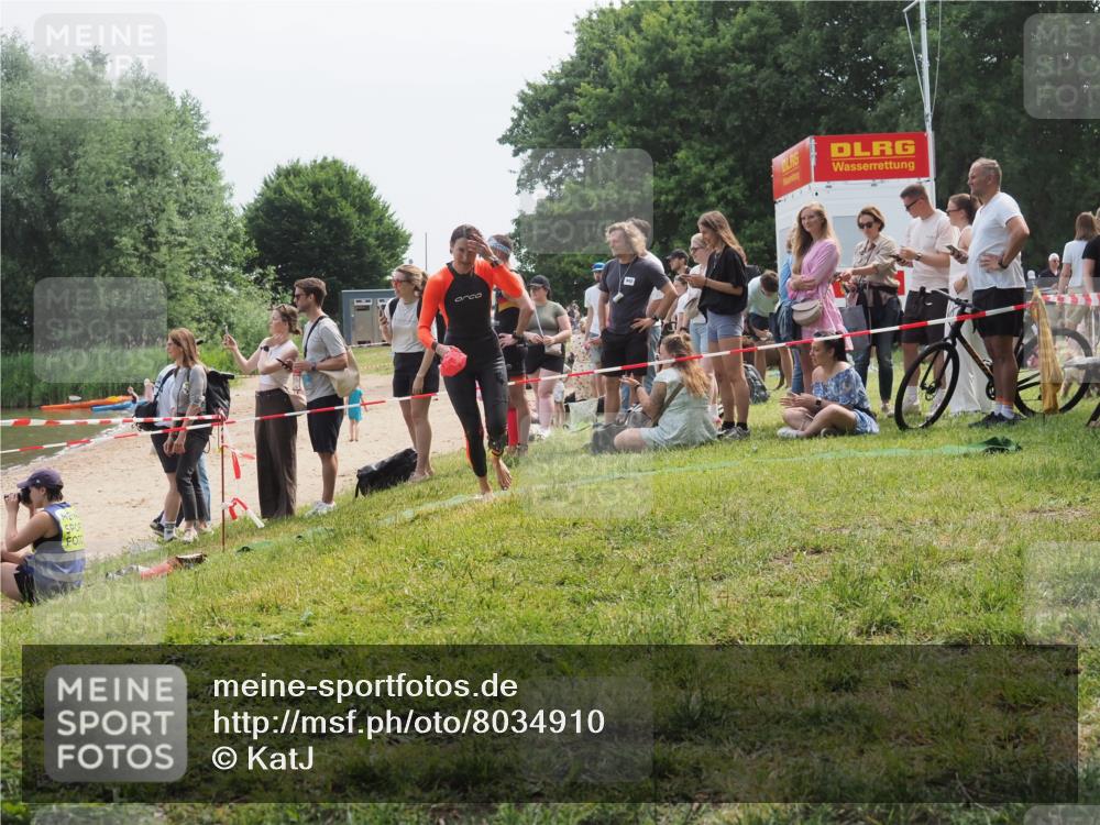15.06.2025 - 27. Vierlanden-Triathlon KatJ http://msf.ph/oto/8034910 15.06.2025 11:19:23 Schwimmen 878, 901, 923 meine-sportfotos.de