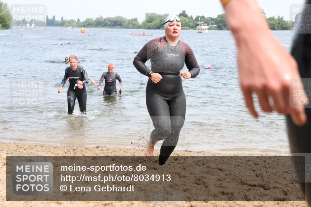 15.06.2025 - 27. Vierlanden-Triathlon Lena Gebhardt http://msf.ph/oto/8034913 15.06.2025 11:20:44 Schwimmen 879, 892, 918, 924, 936, 941, 1400 meine-sportfotos.de