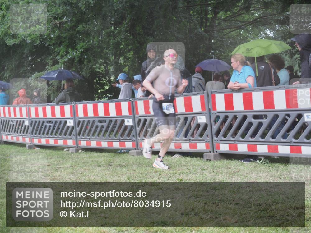 21.06.2025 - 27. Vierlanden-Triathlon KatJ http://msf.ph/oto/8034915 15.06.2025 13:50:06 Ziel 1102, 1126, 1160 meine-sportfotos.de