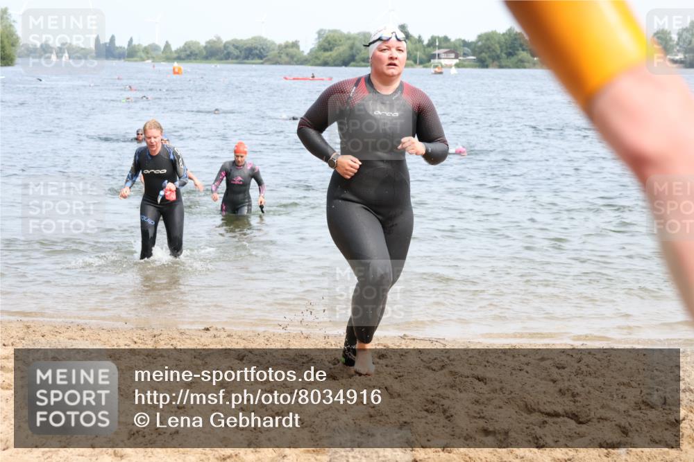 15.06.2025 - 27. Vierlanden-Triathlon Lena Gebhardt http://msf.ph/oto/8034916 15.06.2025 11:20:44 Schwimmen 879, 892, 918, 924, 936, 941, 1400 meine-sportfotos.de
