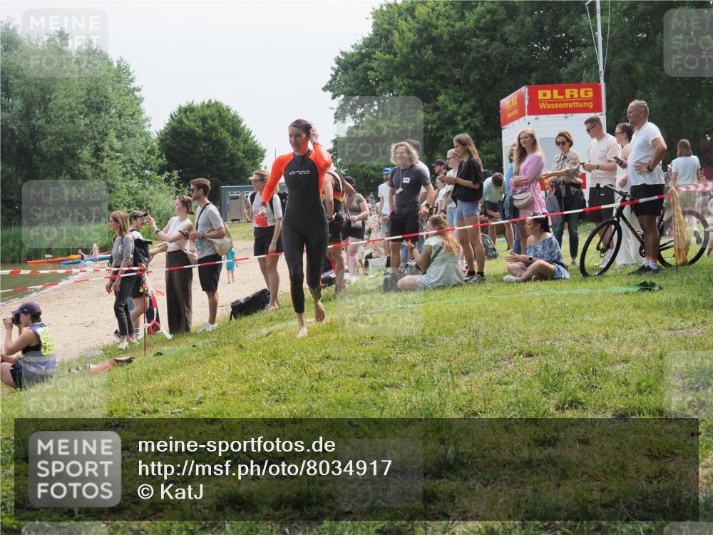 15.06.2025 - 27. Vierlanden-Triathlon KatJ http://msf.ph/oto/8034917 15.06.2025 11:19:23 Schwimmen 878, 901, 923 meine-sportfotos.de