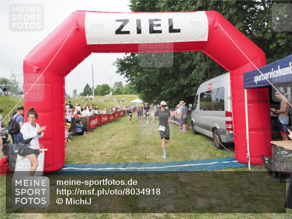 21.06.2025 - 27. Vierlanden-Triathlon MichiJ http://msf.ph/oto/8034918 15.06.2026 12:58:47 Ziel 111, 662, 995, 996, 997 meine-sportfotos.de