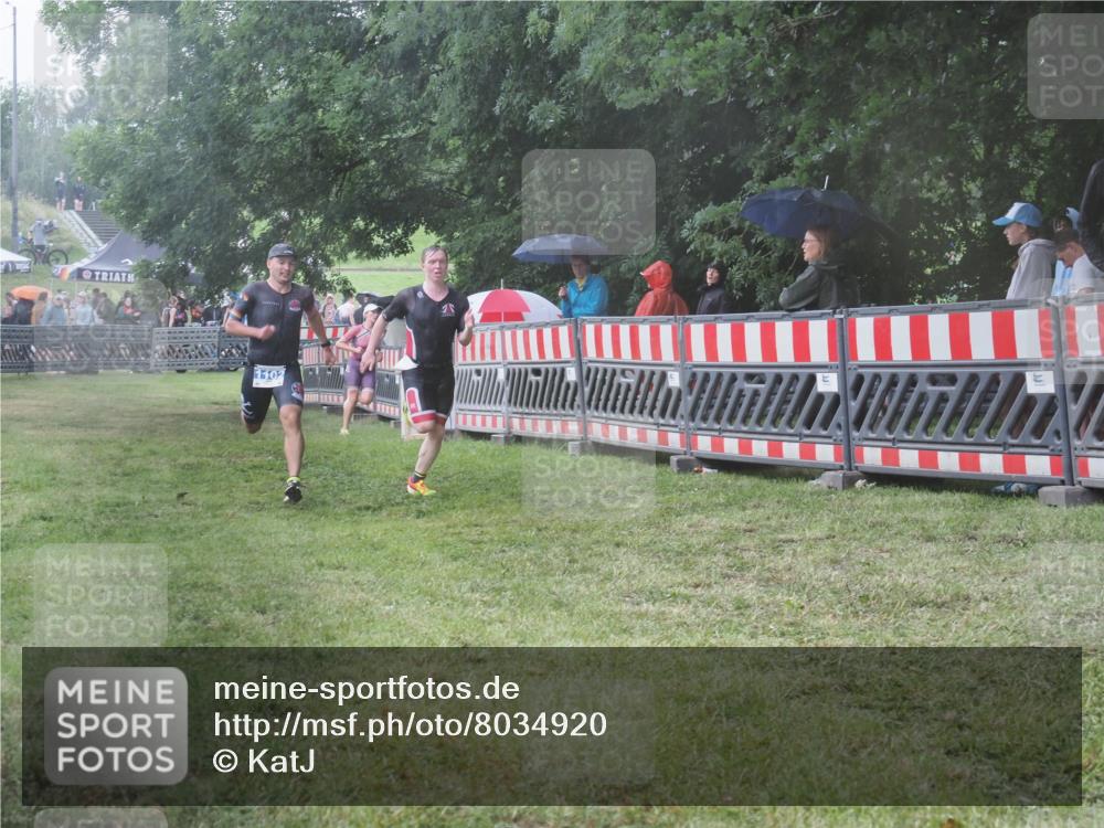 21.06.2025 - 27. Vierlanden-Triathlon KatJ http://msf.ph/oto/8034920 15.06.2025 13:50:07 Ziel 1102, 1126, 1160 meine-sportfotos.de