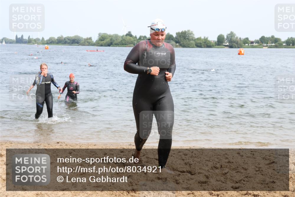 15.06.2025 - 27. Vierlanden-Triathlon Lena Gebhardt http://msf.ph/oto/8034921 15.06.2025 11:20:44 Schwimmen 879, 892, 918, 924, 936, 941, 1400 meine-sportfotos.de