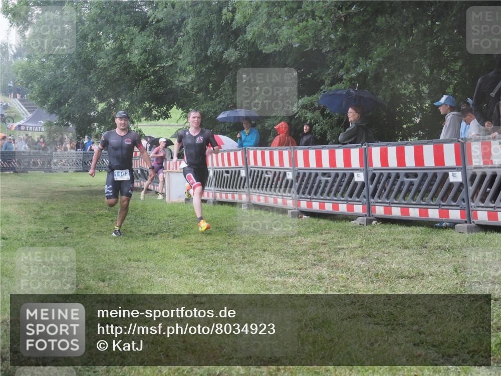21.06.2025 - 27. Vierlanden-Triathlon KatJ http://msf.ph/oto/8034923 15.06.2025 13:50:07 Ziel 1102, 1126, 1160 meine-sportfotos.de