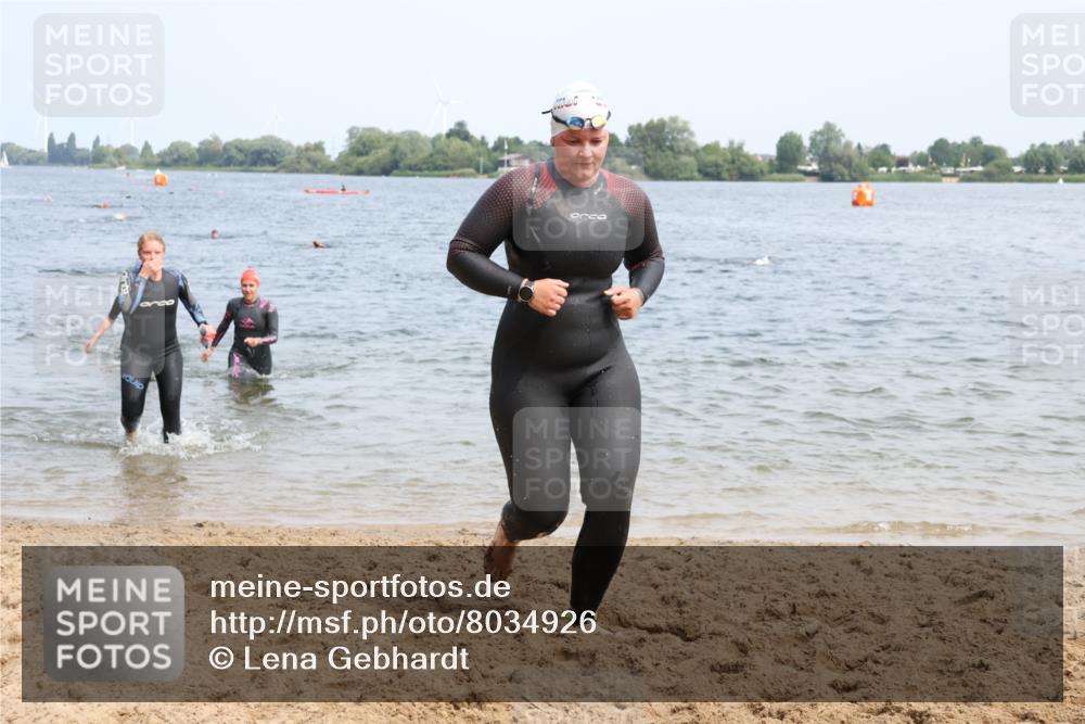 15.06.2025 - 27. Vierlanden-Triathlon Lena Gebhardt http://msf.ph/oto/8034926 15.06.2025 11:20:44 Schwimmen 879, 892, 918, 924, 936, 941, 1400 meine-sportfotos.de