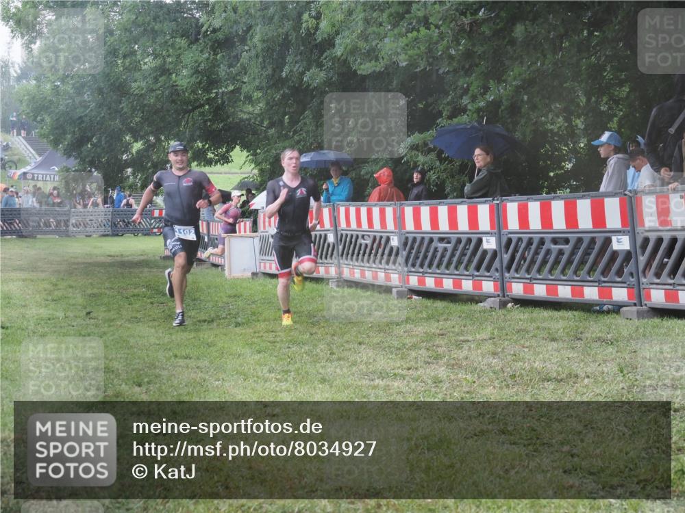 21.06.2025 - 27. Vierlanden-Triathlon KatJ http://msf.ph/oto/8034927 15.06.2025 13:50:08 Ziel 1102, 1126, 1160 meine-sportfotos.de
