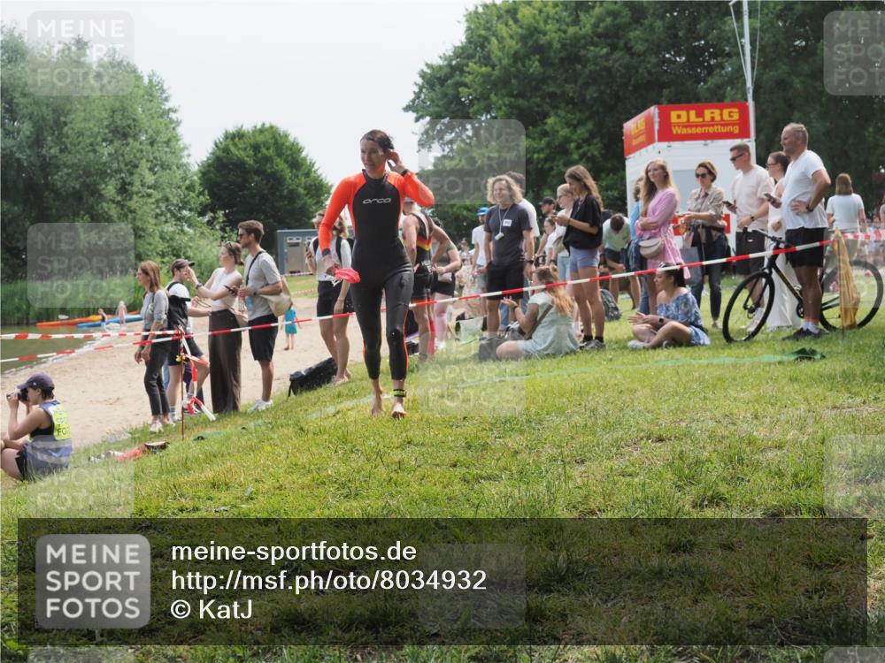 15.06.2025 - 27. Vierlanden-Triathlon KatJ http://msf.ph/oto/8034932 15.06.2025 11:19:23 Schwimmen 878, 901, 923 meine-sportfotos.de