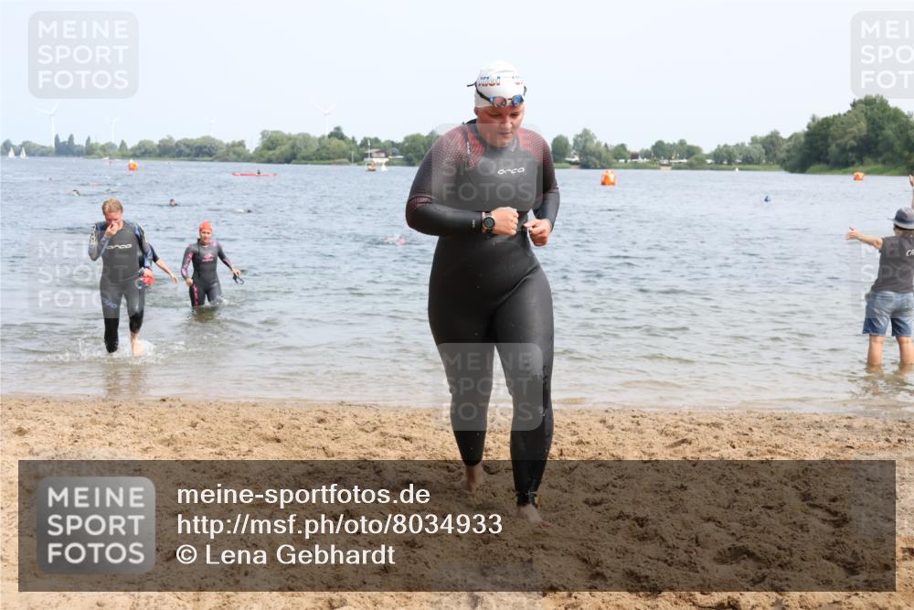 15.06.2025 - 27. Vierlanden-Triathlon Lena Gebhardt http://msf.ph/oto/8034933 15.06.2025 11:20:45 Schwimmen 879, 892, 918, 924, 936, 941, 1400 meine-sportfotos.de