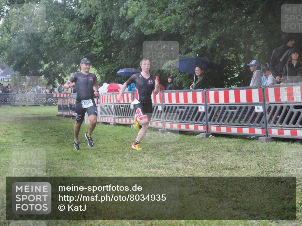 21.06.2025 - 27. Vierlanden-Triathlon KatJ http://msf.ph/oto/8034935 15.06.2025 13:50:08 Ziel 1102, 1126, 1160 meine-sportfotos.de