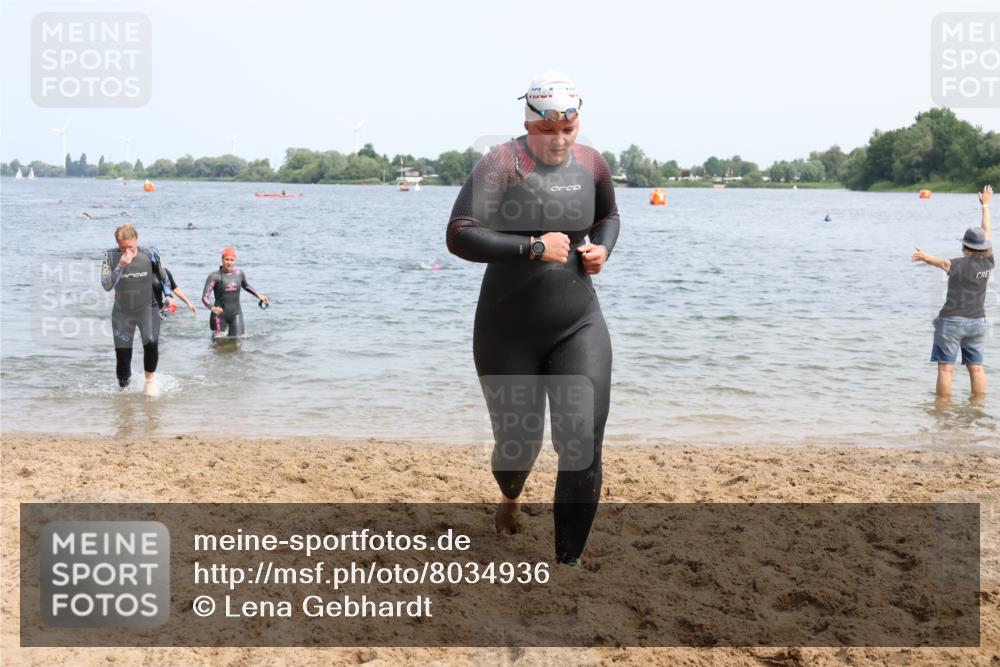 15.06.2025 - 27. Vierlanden-Triathlon Lena Gebhardt http://msf.ph/oto/8034936 15.06.2025 11:20:45 Schwimmen 879, 892, 918, 924, 936, 941, 1400 meine-sportfotos.de